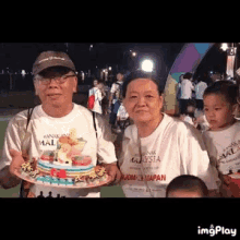 Non Stop Looking Cake Hao Xiao Di GIF - Non Stop Looking Cake Hao Xiao Di Family GIFs