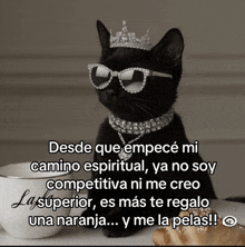 a black cat wearing sunglasses and a tiara with a caption in spanish