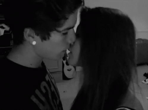 Hot bite. Поцелуй в губы подростков. Поцелуй с языком. Парень целует девушку. Парень целует девушку подростки.