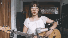Nerviosa Ale Aguirre GIF - Nerviosa Ale Aguirre Ojos Color Sol Cover GIFs