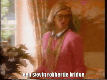 a woman in a pink suit and glasses says een stevig robbertje bridge