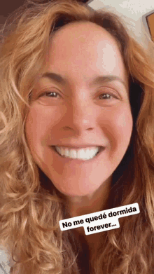 a close up of a woman 's face with a caption that says " no me quede dormida forever "