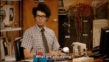 It Crowd What Are You Eating GIF - It Crowd What Are You Eating Maurice Moss GIFs