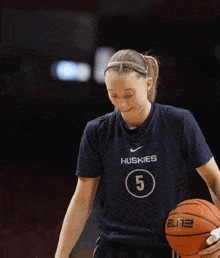 Paige Bueckers Basketball GIF - Paige Bueckers Basketball Focused GIFs