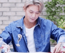 Lee Jaijin Sechskies GIF - Lee Jaijin Sechskies Autograph Signing GIFs
