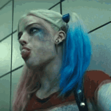 Margot Robbie Chewing Gum GIF - Margot Robbie Chewing Gum Hot GIFs