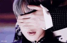 방탄 방탄소년단 눈가리기 눈가림 손등 뮤비 뮤직비디오 GIF - Bts Cover Covering GIFs