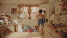 dancing maya ishii peters maya erskine pen15 dance moves