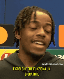 a close up of a man 's face with the words e così che che funziona un giocatore below him
