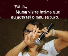 a woman holding a microphone with the words " foi la " written on the bottom