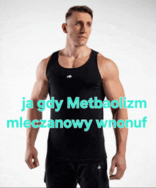 a man wearing a black tank top with the words ja gdy metbaolizm mleczanowy wnonut
