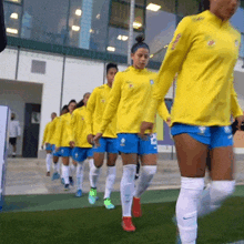 Jogadoras Caminhando Confederação Brasileira De Futebol GIF