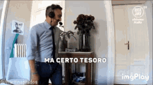 a man wearing headphones says ma certo tesoro in a video