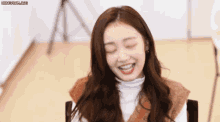 a woman is laughing with her eyes closed and the website honeycam.org is visible in the lower right corner