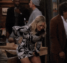 How I Met Your Father Sophie Tompkins GIF - How I Met Your Father Sophie Tompkins Back Pain GIFs