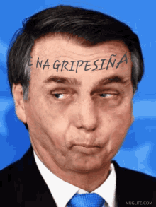 a man with a tattoo on his forehead that says " ena gripesina "
