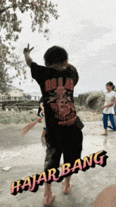 a boy wearing a black shirt that says bolad on it
