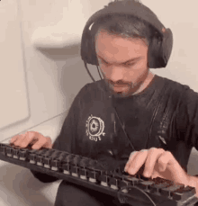 Asliceofkiwi Sad Shower GIF - Asliceofkiwi Sad Shower Broken Headset GIFs