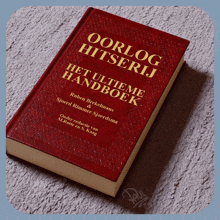 a red book titled oorlog hitserij het ultieme handbook