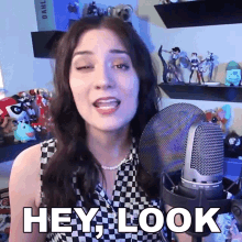 Hey Look Brizzy Voices GIF - Hey Look Brizzy Voices Look Over Here GIFs