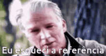 a man with gray hair is making a funny face with the words `` eu esqueci a referência '' written below him .