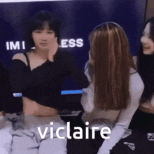 a group of girls are sitting in front of a television and the word vicaire is on the bottom