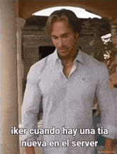 a man in a blue striped shirt says iker cuando hay una tia nova en el server