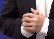 donghae hands cracking knuckles