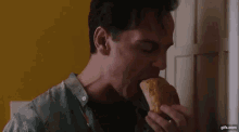 Andrew Scott Vernon GIF - Andrew Scott Vernon Eating GIFs
