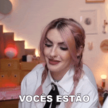 a woman with pink hair says " vocês estão "