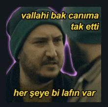 a man wearing a green beanie says vallahi bak canma tak etti