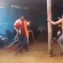 Homem Chutando Cadeira Alana GIF - Homem Chutando Cadeira Alana GIFs