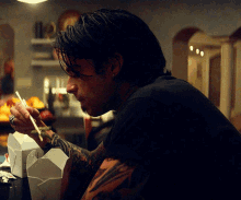 Pam And Tommy Tommy Lee GIF - Pam And Tommy Tommy Lee Chinese Food GIFs