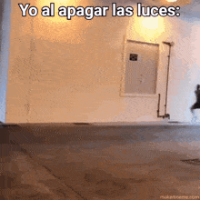 a picture of a building with the words yo al apagar las luces written on it