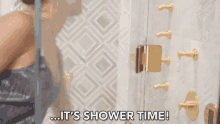 It Shower Time Bath GIF - It Shower Time Bath Wash GIFs