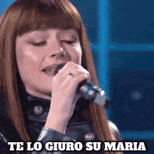 a woman singing into a microphone with the words te lo giuro su maria written on the bottom