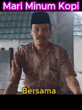 a man wearing a hat with the words mari minum kopi behind him