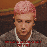 a man with pink hair has the words mi cara cuando soy de yuli below him