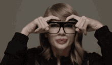 Taylor Swift Shake It Off GIF - Taylor Swift Shake It Off Finger Dance GIFs