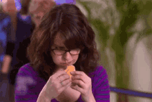 Eating Tina Fey GIF - Eating Tina Fey GIFs