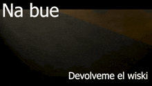 a cartoon of a hand holding a glass with the words na bue devolveme el wiski below it