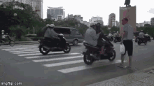 ベトナム　道路　渡る　わたる　怖い　こわい GIF - Vietnam Street Cross GIFs
