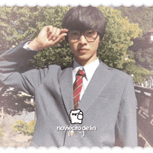 a picture of a man in a suit and tie with noviecito de lin written below him