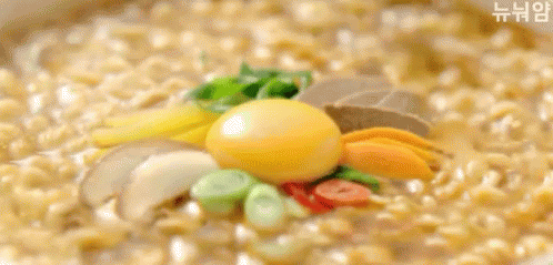 라면 보글보글 부글부글 끓어 끓다 얼큰 계란노른자 Gif - Ramen Boiling Boil - Discover & Share Gifs