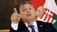 Mutat Orbán GIF - Mutat Orbán Viktor GIFs