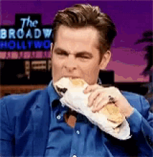 Chris Pine Eating GIF - Chris Pine Eating Sandwich GIFs