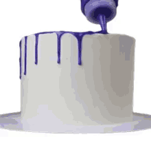 topping icing glazing decorating cake