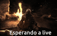 a knight sitting in front of a fire with the words esperando a live written below him