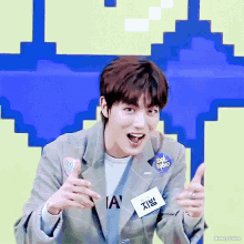 a young man with a name tag that says idol round on it