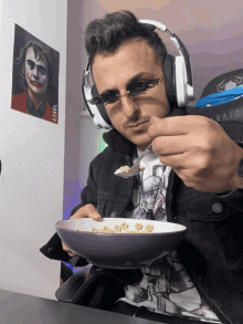 Hombre Comiendo Cereales GIF